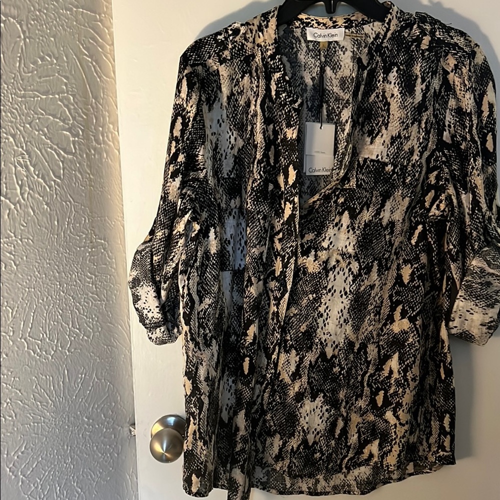 Calvin Klein Women's Black and White Top